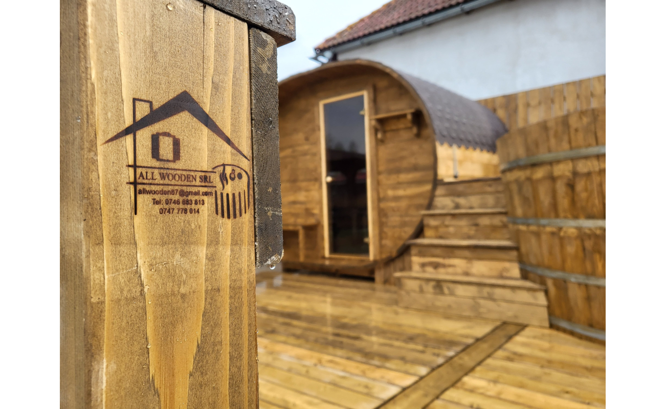 ciubar din lemn cu treapta si sauna