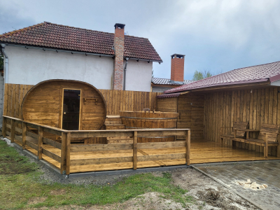 ciubar din lemn cu treapta si sauna