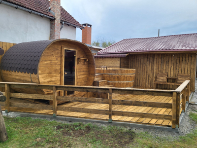 ciubar din lemn cu treapta si sauna