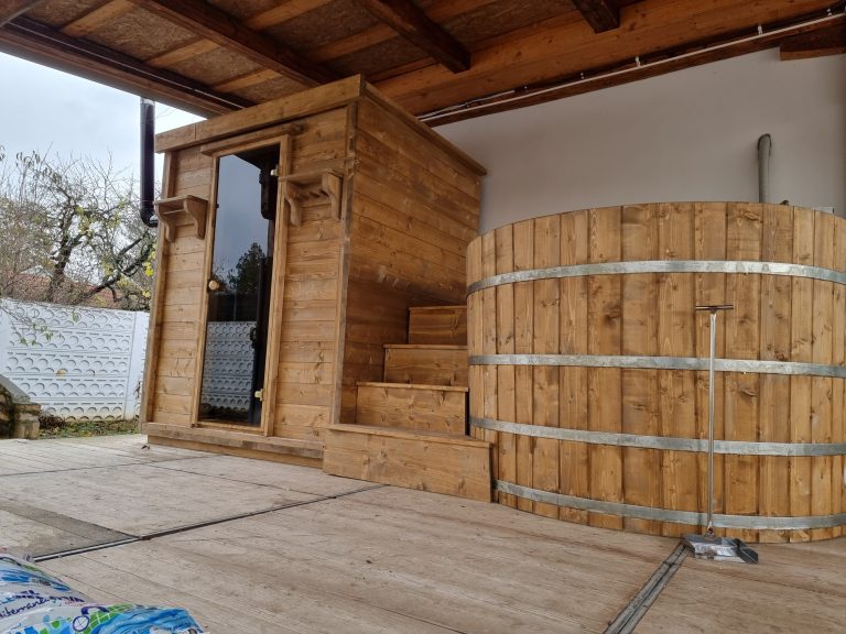 sauna-cu-ciubar-de-lemn-cu-trepte