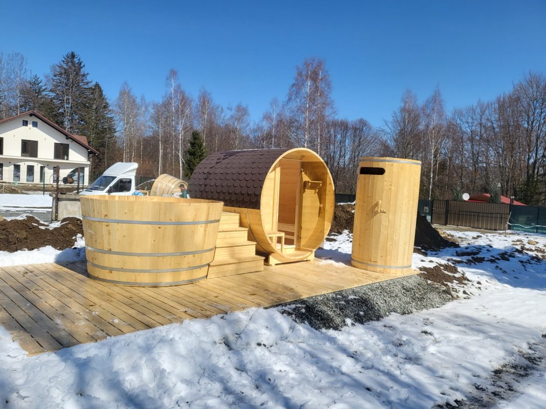 sauna cu ciubar si dus din lemn
