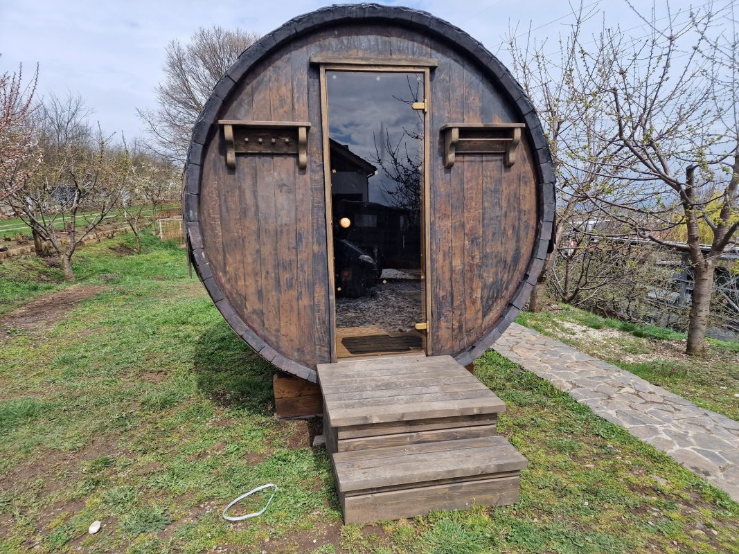 sauna cu ciubar din lemn